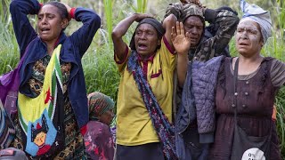 PapouasieNouvelleGuinée  les survivants de léboulement appellent à laide [upl. by Elrebma]