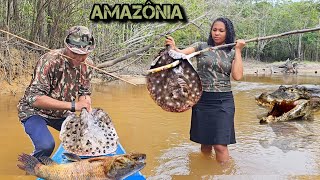 PESCA SELVAGEM de ARPÃO Primitivo PEIXE GRANDE e FERAS PERIGOSAS na Floresta Amazonica [upl. by Acinomad]