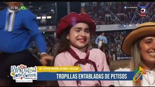 Jineteando en Tostado de Monchito Merlo junto a la Niña ganadora De las Tropillas De petisos 🐴 [upl. by Myriam]