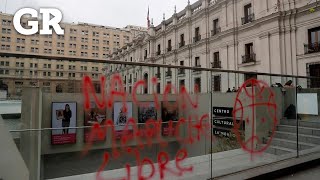 Vandalizan manifestantes Palacio de la Moneda en Chile [upl. by Kendricks860]