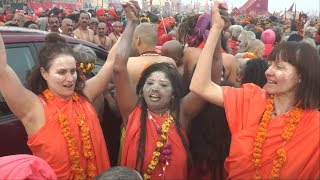 महिला नागा बाबाओं का शाही स्नान Kumbh Mela 2019 Prayagraj UP India [upl. by Airdnal509]