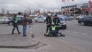 Šiauliuose į avarijos vietą atvykusią policininkę partrenkė automobilis [upl. by Aytida]