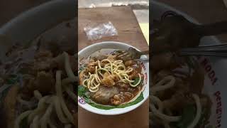 LEIKA MAKAN BAKSO DI PINGGIR JALAN SAMA BUNDA DIENA ENAK BANGET😍 leika viral shorts [upl. by Uaerraj]