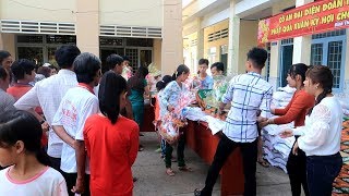 200 Phần Quà Tết Ủng Hộ Bà Con Nghèo Ở Xã Bình Thạnh  Thôn Nữ Miền Tây Tập 20 [upl. by Aihsemaj]