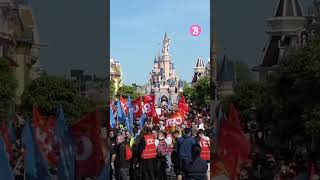 1000 EMPLOYÉS EN GRÈVE À DISNEYLAND [upl. by Raybin]