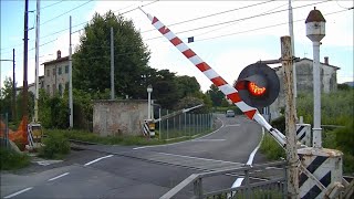 Spoorwegovergang Lucca I  Railroad crossing  Passaggio a livello [upl. by Leamsi60]