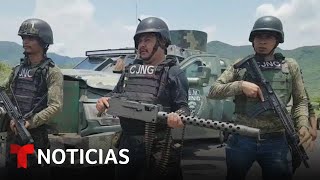 Cártel mexicano demuestra a la prensa su poderío de fuego  Noticias Telemundo [upl. by Alphard876]