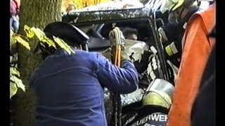 Feuerwehr Stuttgart HEAVY MVA  Zwei Eingeklemmte nach VUSchwer aufwendige Rettung 1996 [upl. by Airret151]