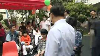 行政長官曾蔭權到兒童醫院探訪病友 2042011 [upl. by Melas1]