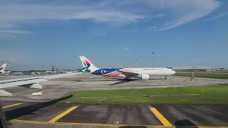 Cathay Pacific CX from Hong Kong Landing into Kuala Lumpur International Airport Terminal 1 KLIA T1 [upl. by Ahseinar]