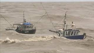 Video increible 2 barcos de pesca en mares extremadamente agitados [upl. by Aveer]