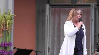 Hagekonsert på Aksept 2015 Wenche Myhre quotVi leverquot [upl. by Dnomse]