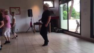 WALK WITH ME  COUNTRY LINE DANCE  Explication des pas par Rob FOWLER et danse [upl. by Shirlee638]