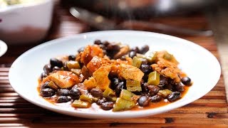 Pollo con frijoles y nopales en salsa roja  Receta fácil de preparar [upl. by Lanevuj559]