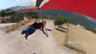 Landung Drachenflieger auf Fussballplatz mit Rückenwind [upl. by Eiramlatsyrc644]