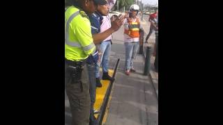 Abuso de Autoridad Policía de transito Barranquilla 21112014 [upl. by Gauldin160]