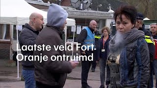 Laatste veld Fort Oranje ontruimd twee mensen aangehouden [upl. by Eillim]