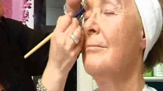 Makeupskolen Del 1 makeup på voksen dame over 60 år [upl. by Odom559]