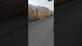 12192 shridham superfast express Agra to Raebareli railway station departure Haider Nizamuddin [upl. by Nuhsed]