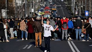 Serbie  blocage dune rue à Belgrade contre la fraude électorale présumée [upl. by Bernard]