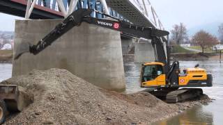 Volvo EC300DL with adjustable boom and lift cab digging gravel [upl. by Euqirrne]