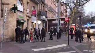 Un couple frappé par des CRS à Toulouse [upl. by Eleph]