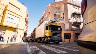 Negotiating the Barcelona ‘obstacle course’ with a Scania gas truck [upl. by Aneetsirk]