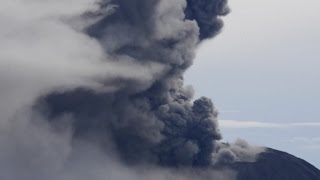 Vulcão na Costa Rica espalha fumaça e cinzas [upl. by Nollek]