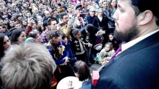 Pasodoble quotMira la gente nos dice miraquot Chirigota No te vayas todavía Plaza de la Catedral [upl. by Ajak]