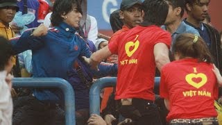 Clip CĐV tuyển Việt Nam bị CĐV tuyển Malaysia đánh đập dã man bán kết AFF SUZUKI CUP 2014 [upl. by Lipp]