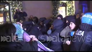 La protesta degli studenti a Montecitorio cariche della polizia [upl. by Nnaul]