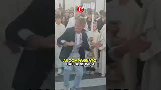 Nonno Gino balla di fronte alla bara del nipote per rendergli omaggio [upl. by Kosiur]