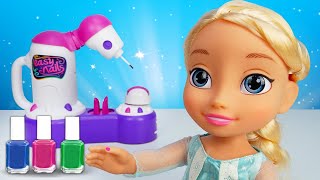 Jeux avec Barbie Elsa et dautres poupées pour filles Le robot qui fait la manucure [upl. by Perlie]