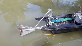 Clever drive arrangement on long tail boats Inle Lake Multi speed by changing immersion of prop [upl. by Paver]