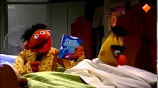 Bert en Ernie ernie verzamelt spullen voor de nacht [upl. by Ainedrag222]