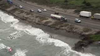 Erosión amenaza con llevar el mar a la carretera [upl. by Enylcaj]