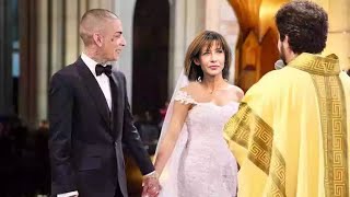 A léglise  la joie et le bonheur de Sophie Marceau étant acceptés par Dieu première photo mariage [upl. by Anisirhc959]