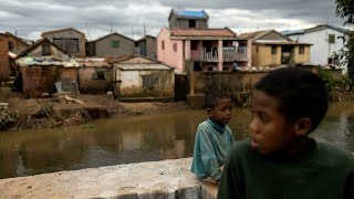 Après son passage sur La Réunion le cyclone Batsirai approche de Madagascar • FRANCE 24 [upl. by Rendrag995]