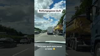 Rettungsgasse perfekt gebildet – So wichtig für uns alle 🚨👏 [upl. by Elleyoj]