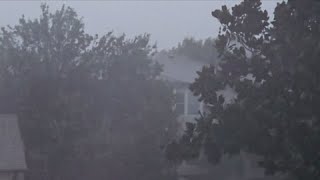 Captan en video los fuertes vientos de Beryl en Houston [upl. by Leahcimauhsoj]