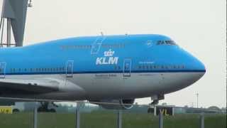 Boeing 747400 KLM  Piloot zwaait bij het taxiën vanaf de Polderbaan [upl. by Pollard]