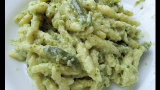 Primi piatti Le salse Ricetta  Trofie al pesto con patate e fagiolini [upl. by Nadab]