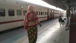 Kanchankanya Express departing from Burdwan Junction indinarailways train viralvideo trending [upl. by Rramal]