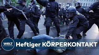 1 MAI IN BERLIN Polizei entsetzt  Demonstranten scheren sich nicht um CoronaAbstandsregeln [upl. by Sreip729]