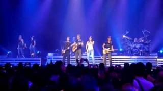 Laura Pausini  Medley Medley Cuando se ama Mi rubi lanimaLive in Paris 05 [upl. by Eiramlehcar464]