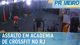 Personal trainer é roubado dentro de academia de crossfit no Rio  Primeiro Impacto 260724 [upl. by Netsirt243]