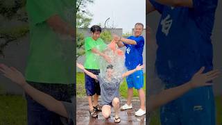 【東北老鐵】🎈🎈咬水氣球挑戰🚿最後被水澆全身也太爽了吧💥💥 shorts fyp Partygames funny viral [upl. by Diskin843]