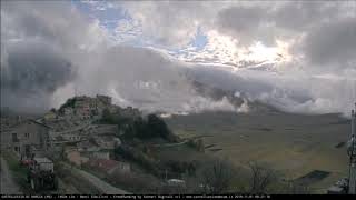 Castelluccio di Norcia in timelapse lalba le nuvole basse e il sole [upl. by Rma]