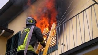 Pompieri in azione su incendio appartamento  salvataggio  VVF in sirena vigili del fuoco 2016 [upl. by Schaper]