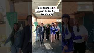 Enseñándoles a mis amigos japoneses a bailar baja y tapa la olla LosCompadressg bajaytapalaolla [upl. by Delphine]